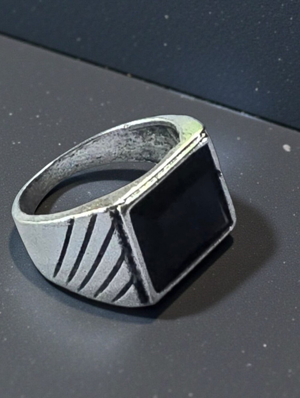 BLACK ONYX SIGNET QUALITY TITANIUM MENS NEW SIZE 8 ENGRAVED SIDES CLASSIC RING